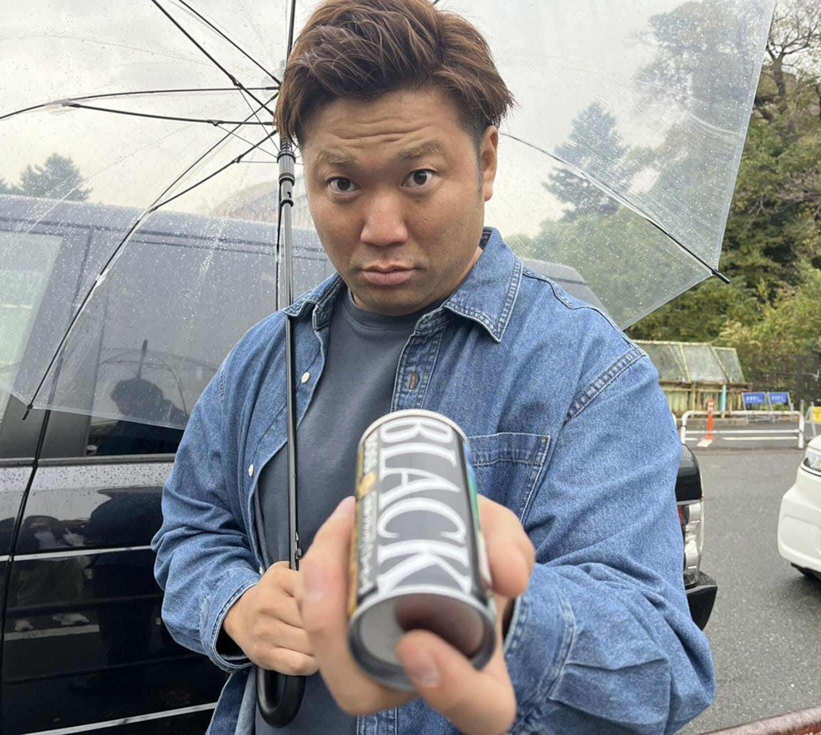 缶コーヒーを記者に差し出す宮原健斗