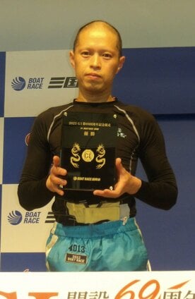 優勝し記念メダルを手にする中島孝平