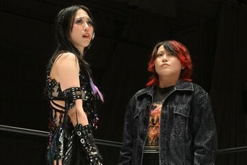 スターダムのリングで上谷沙弥(左)と対峙した林下詩美