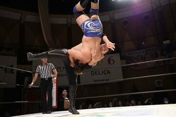 佐野蒼嵐(手前)をジャックハマーで下し、記念試合を白星で飾ったゼウス