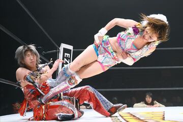 彩羽匠（左）にキックを浴びせる岩谷麻優