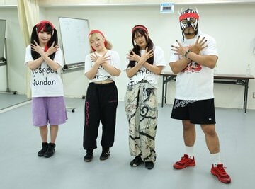 公開練習を行った伊藤リスペクト軍団。左から、伊藤麻希、梨杏、古沢稀杏、エル・デスペラード（新日本プロレス）