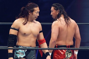竹下幸之介(左)は左腕に中邑真輔の〝思い〟を携え、辻陽太との大一番を戦った