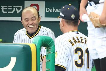 掛布氏に言葉をかけられた岡田監督は満面の笑み