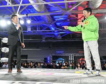 リングに上がり、斎藤了ＧＭ(左)に直談判する宮根誠司