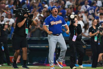 オマル・ロペス監督は「バモス！」と絶叫（ロイター）