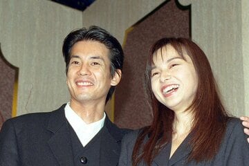 【写真】1995年、結婚会見時の唐沢寿明・山口智子