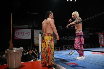 呼び出しておきながら立花誠吾（左）に「帰れ！」と言い放つライジングＨＡＹＡＴＯ