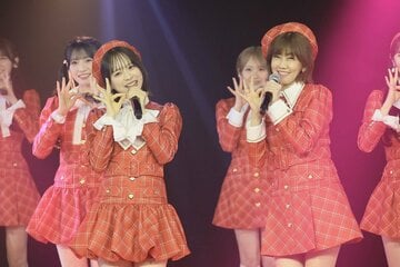 「名残り桜」発売記念イベントに登場した松本伊代㊨（©ＡＫＢ４８）