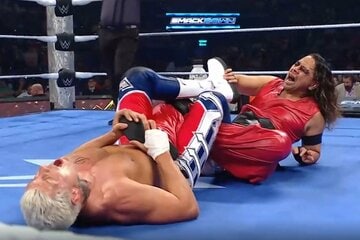 コーディ・ローデス(左)に足4の字固めを決められる中邑真輔（©AbemaTV, Inc.）