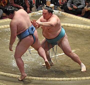  玉鷲（右）の猛攻に反撃できず２敗目を喫した正代（東スポWeb）