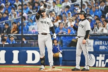 ２回に先制打を放ち、ベンチにポーズをとる巨人・キャベッジ