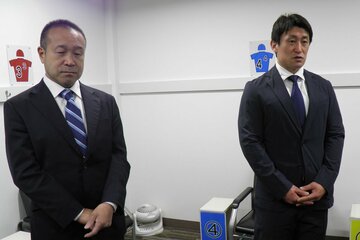 慎重な面持ちで会見に臨んだ北井佑季（右）