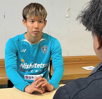 インタビューに答える見木