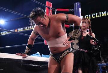  満身創痍でＶ争いから脱落したタイチ。右はあべみほ（東スポWeb）