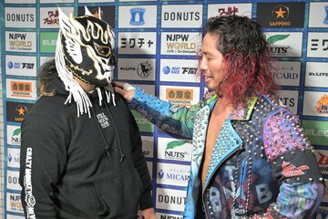 2・11大阪大会後、退団する高橋ヒロム(右)と「再会」を誓い合ったエル・デスペラード