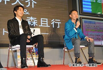 トークショーをするオートレーサーの森且行（左）と永井大介
