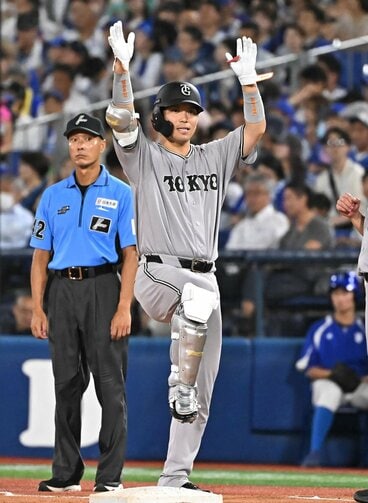 5回、安打を放ち塁上で喜ぶ巨人・大城