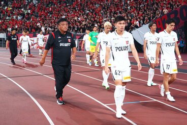 敗戦し引きあげる曺貴裁監督ら浦和イレブン