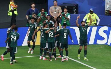 先制点を挙げ喜ぶサウジアラビアの選手たち(ロイター)