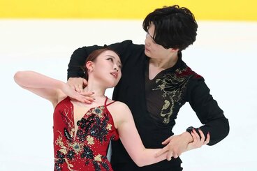 公式練習を行う紀平梨花と西山真瑚