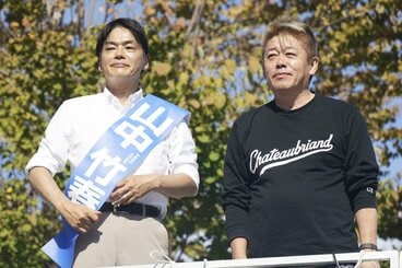 横浜市長選に立候補した山中竹春氏(左)の応援に駆けつけた堀江貴文氏