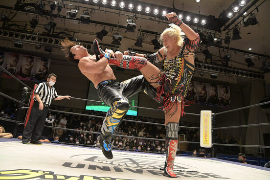 HARASHIMAにビッグブーツを決める納谷幸男