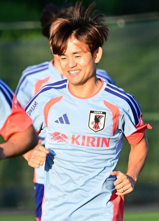 左手薬指に指輪をはめて練習を行う久保建英