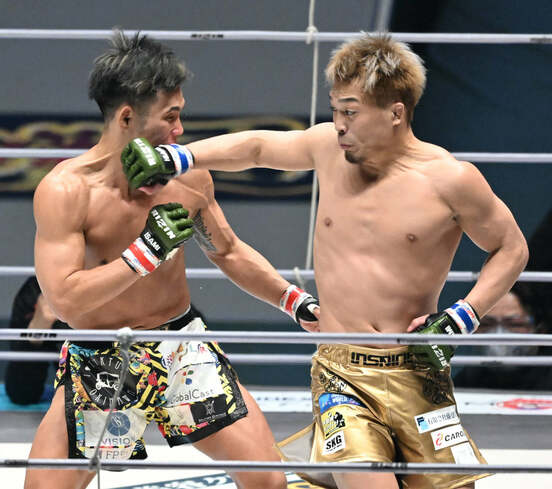  祖根寿麻(左)にバックブローを当てる太田忍(東スポWeb)