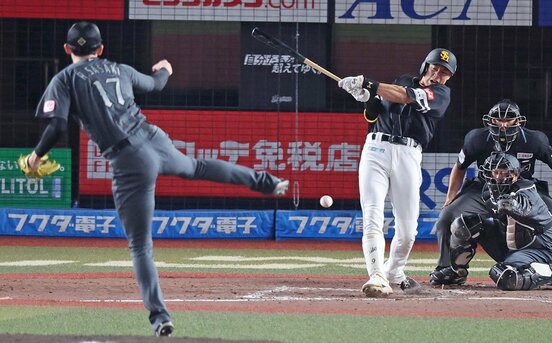 ロッテ・佐々木朗希(左)の剛球に、ソフトバンク・柳田(中)も苦戦した