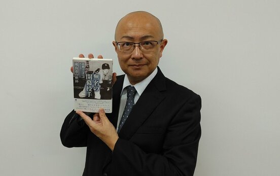  自著をＰＲする中京テレビ・佐藤啓アナ
