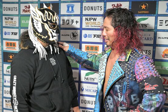 2・11大阪大会後、退団する高橋ヒロム(右)と「再会」を誓い合ったエル・デスペラード