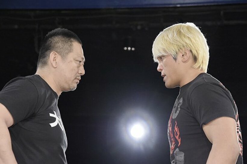  殴り込んできた拳王（右）を高木三四郎大社長は正面から受け止めた（ＤＤＴ提供）