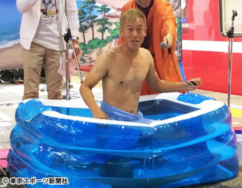  簡易風呂に入浴するじゅんいちダビッドソン