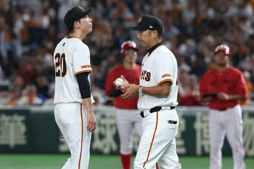 ９回、降板する巨人・戸郷（左）と阿部監督