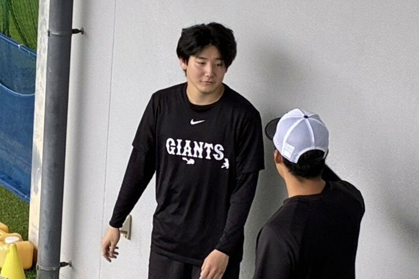 投手練習に参加した巨人・竹丸（左）
