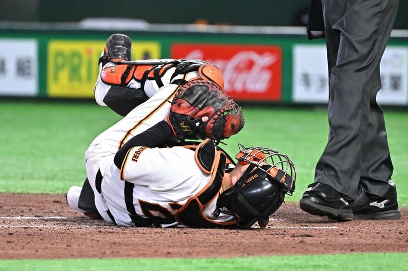 前日の試合で負傷交代した岸田行倫