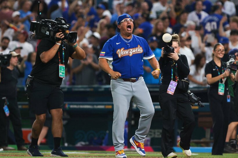 オマル・ロペス監督は「バモス！」と絶叫（ロイター）