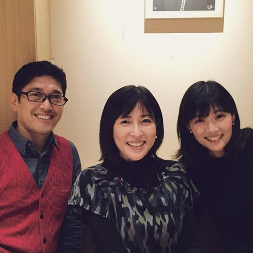  左から薬丸裕英、故岡江久美子さん、海保知里。インスタグラム(@chisato_kaiho)から
