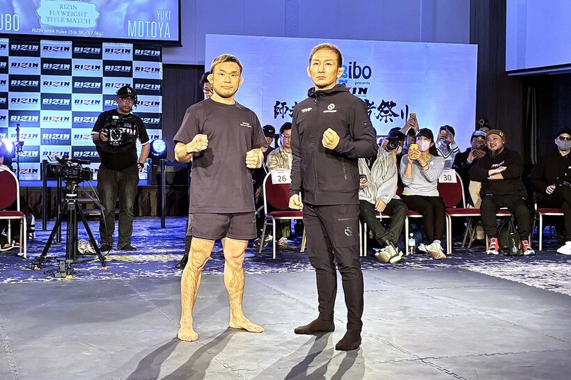 扇久保博正（左）と元谷友貴