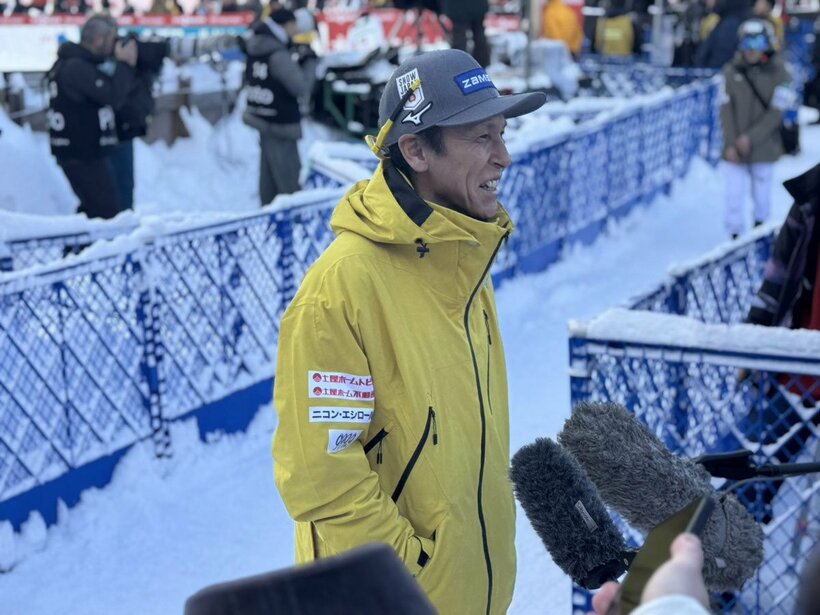 予選落ち後に取材対応する葛西紀明