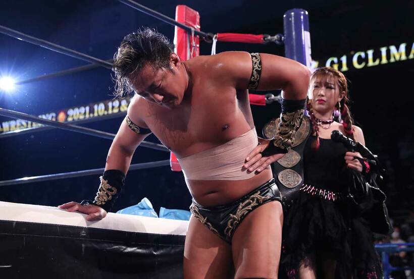  満身創痍でＶ争いから脱落したタイチ。右はあべみほ（東スポWeb）