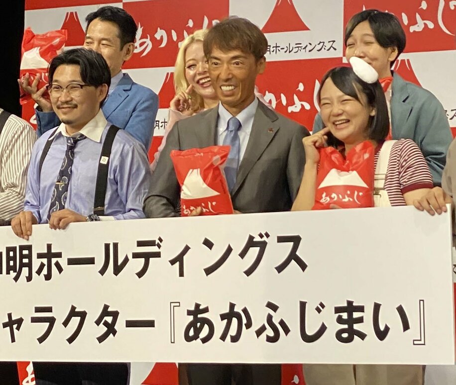  前列左から伊藤俊介、藤尾益雄氏、イワクラ（東スポWeb）