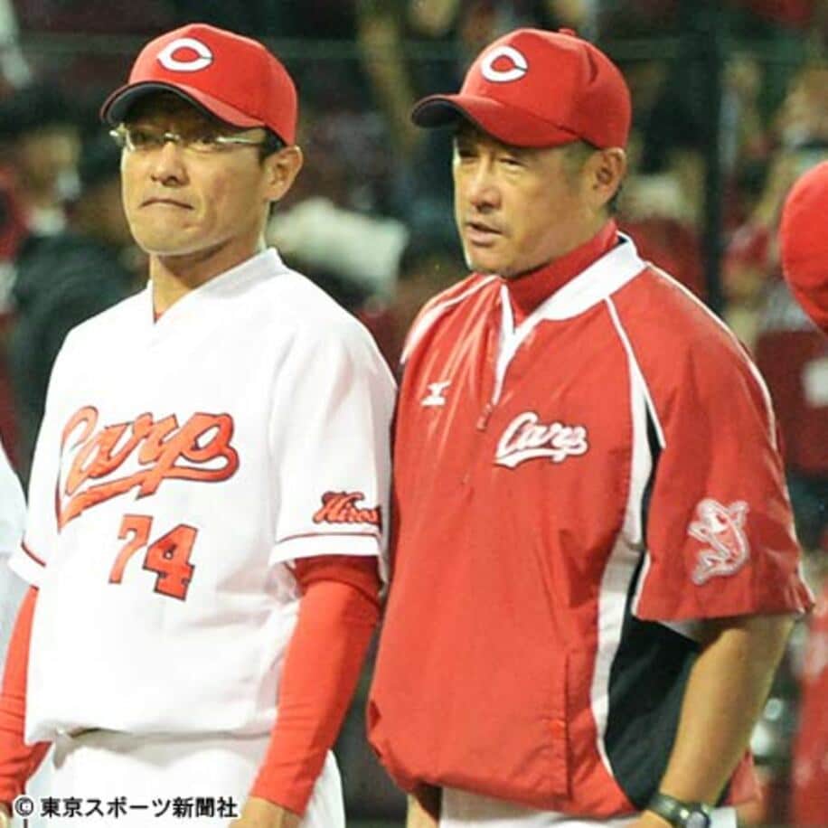  退団が決まった石井琢朗（右）、河田雄祐両コーチ