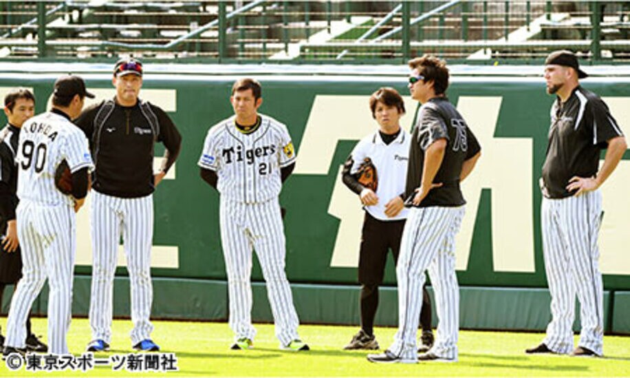  香田コーチ（左）の話を聞く（左）から秋山、岩田、メンドーサ、メッセンジャー