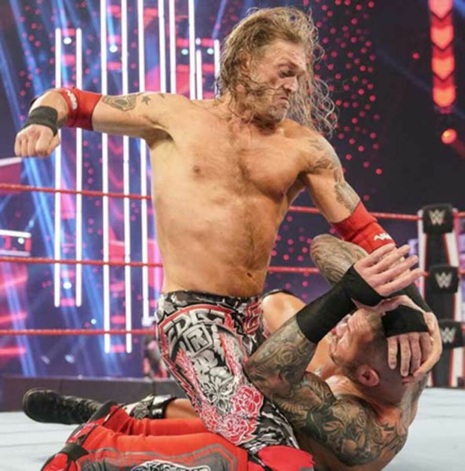  エッジはアレクサ・ブリスの降臨でおびえたランディ・オートン（下）をスピアーで沈めた（Ｃ）2021 WWE, Inc. All Rights Reserved.
