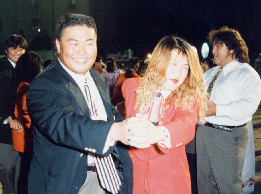 平壌で開催されたパーティーでダンスをする健介（左）と北斗。右後方は橋本さん（９５年４月）