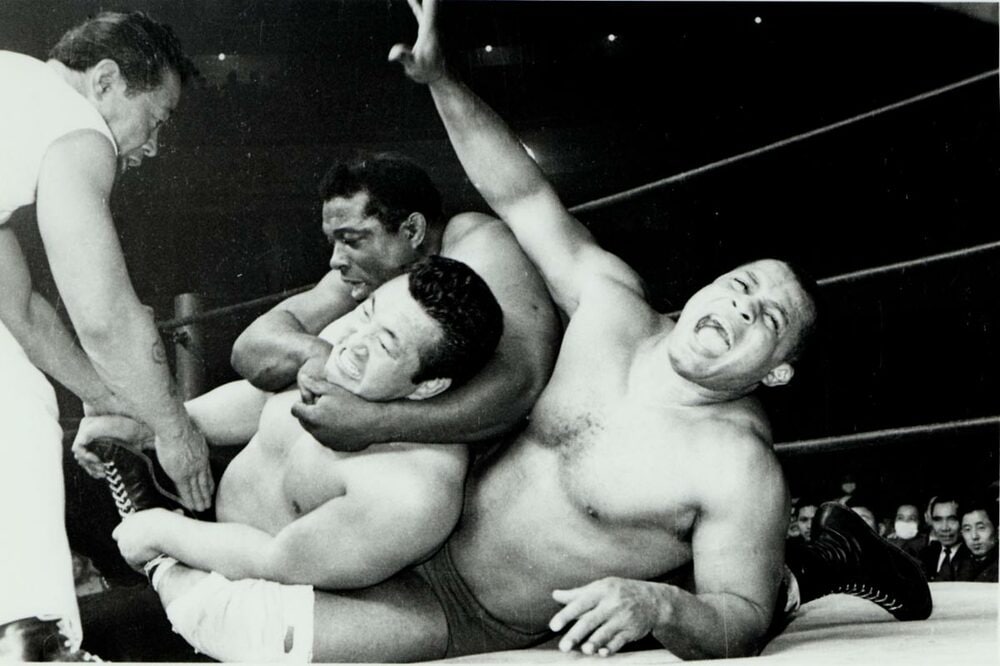 レンジを攻める力道山をワルドーが背後から襲う