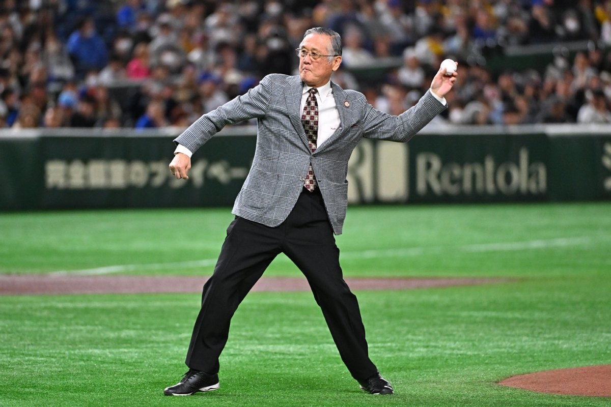日本人初のメジャーリーガー・村上雅則氏が始球式でノーバウンド投球