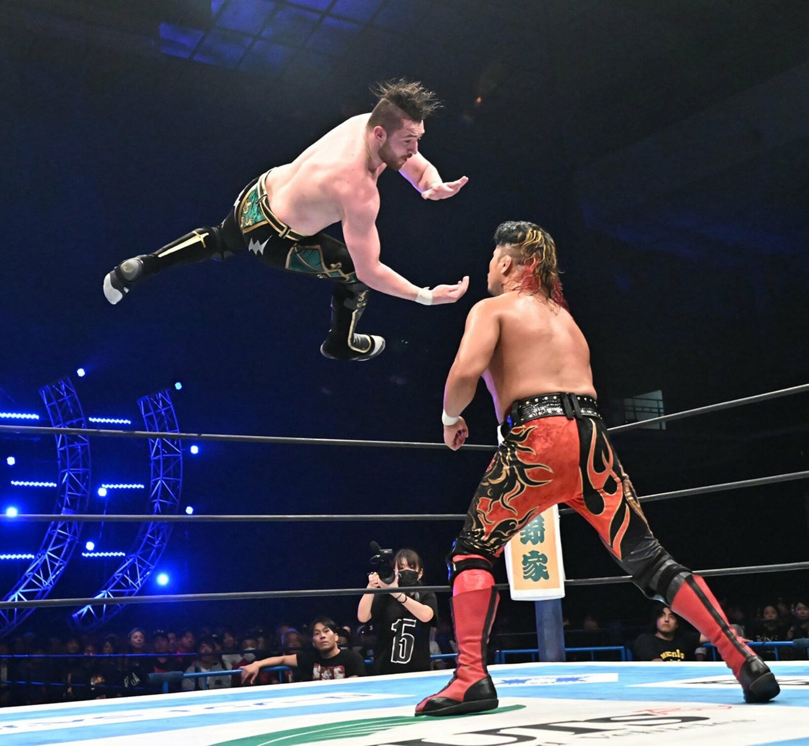 鷹木信悟(右)にオスカッターを決めるカラム・ニューマン